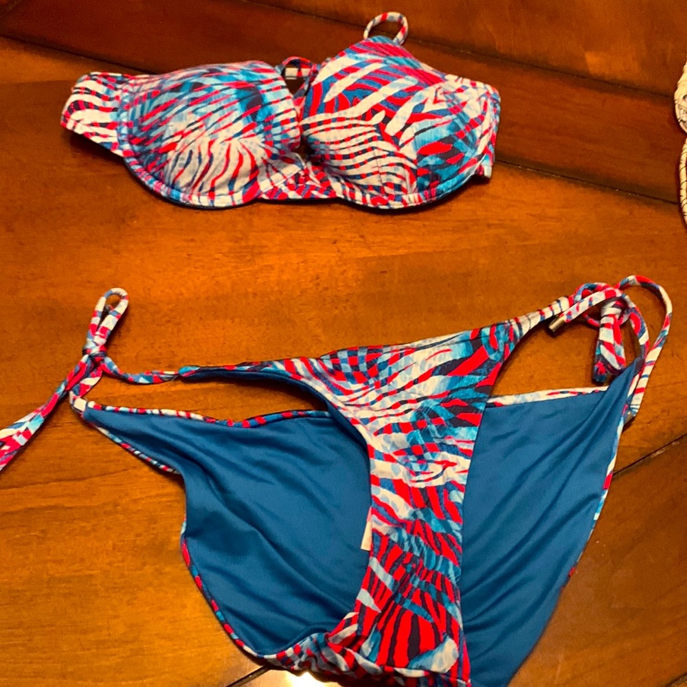 Swim suit, never ever wore Beautiful colors, Victoria secret brand